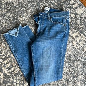 Loft skinny ankle jeans with triangle cutout detail. Size 4 light wash.